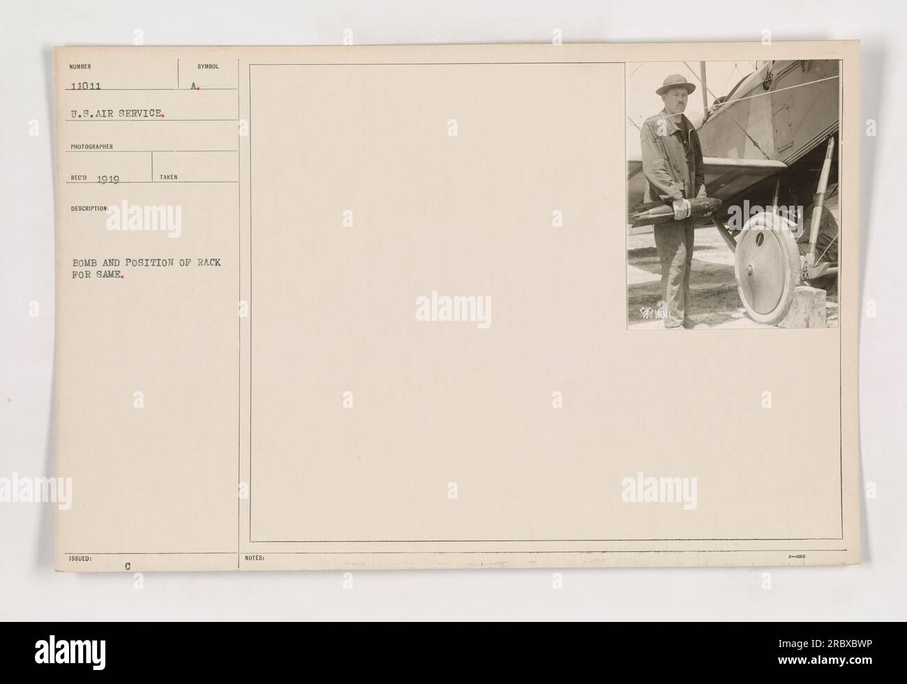 L'immagine mostra una bomba e la posizione del rack per la sua distribuzione. Questa fotografia, numerata 11011, è stata scattata da un fotografo degli Stati Uniti Servizio aereo nel 1919. La descrizione riportata sulla fotografia riporta il codice "CD 1919" e indica che la bomba è contrassegnata con il simbolo A. ulteriori dettagli sono annotati ma non forniti. Foto Stock