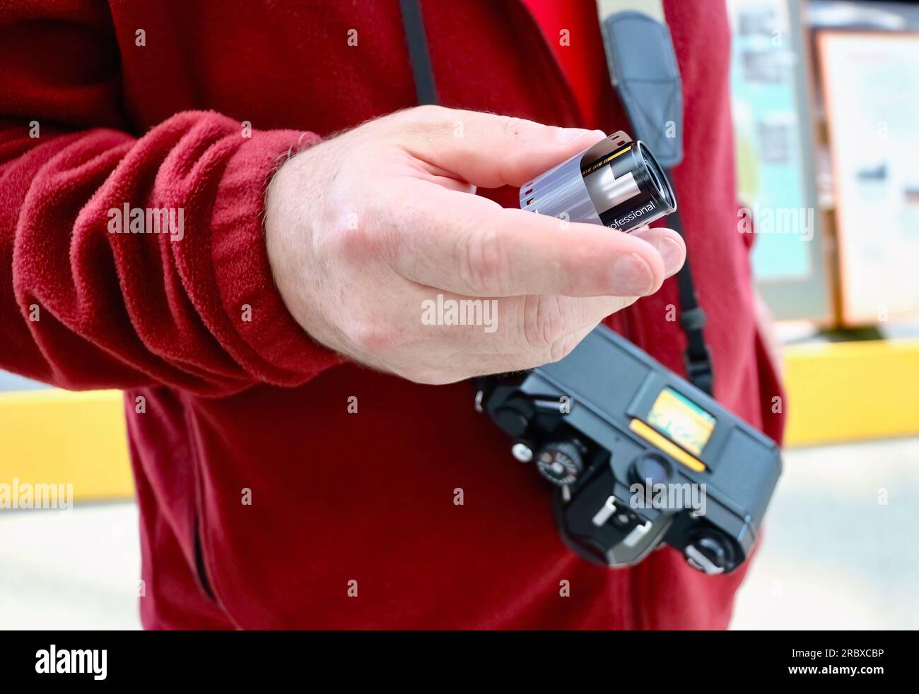 Serie di foto che mostrano il caricamento di una pellicola da 35 mm in una fotocamera reflex Nikon Single Lens Foto Stock