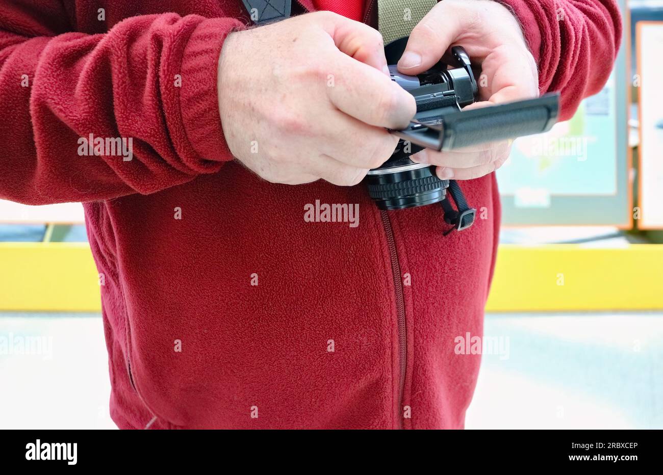 Serie di foto che mostrano il caricamento di una pellicola da 35 mm in una fotocamera reflex Nikon Single Lens Foto Stock