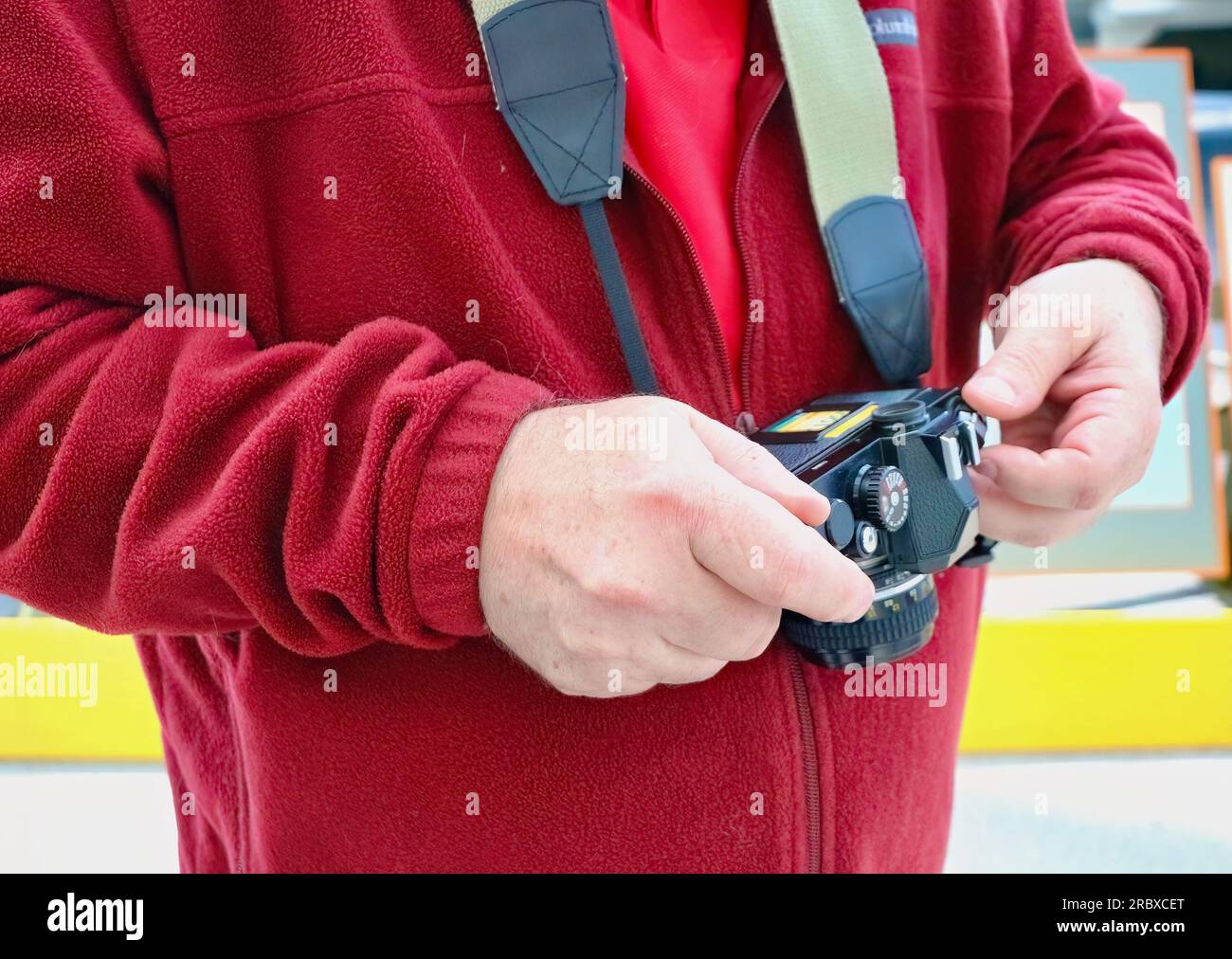 Serie di foto che mostrano il caricamento di una pellicola da 35 mm in una fotocamera reflex Nikon Single Lens Foto Stock