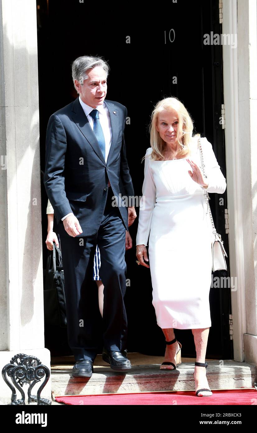 Londra, Regno Unito. 10 luglio 2023. Il Segretario di Stato degli Stati Uniti Antony Blinken e l'Ambasciatore degli Stati Uniti nel Regno Unito Jane Hartley lasciano il numero 10 di Downing Street a Londra. Il Presidente incontrerà il primo ministro britannico Rishi Sunak a Downing Street per rafforzare ulteriormente le strette relazioni tra Gran Bretagna e Stati Uniti prima del Vertice NATO a Vilnius, in Lituania, alla fine di questa settimana. (Foto di Fred Duval/SOPA Images/Sipa USA) credito: SIPA USA/Alamy Live News Foto Stock
