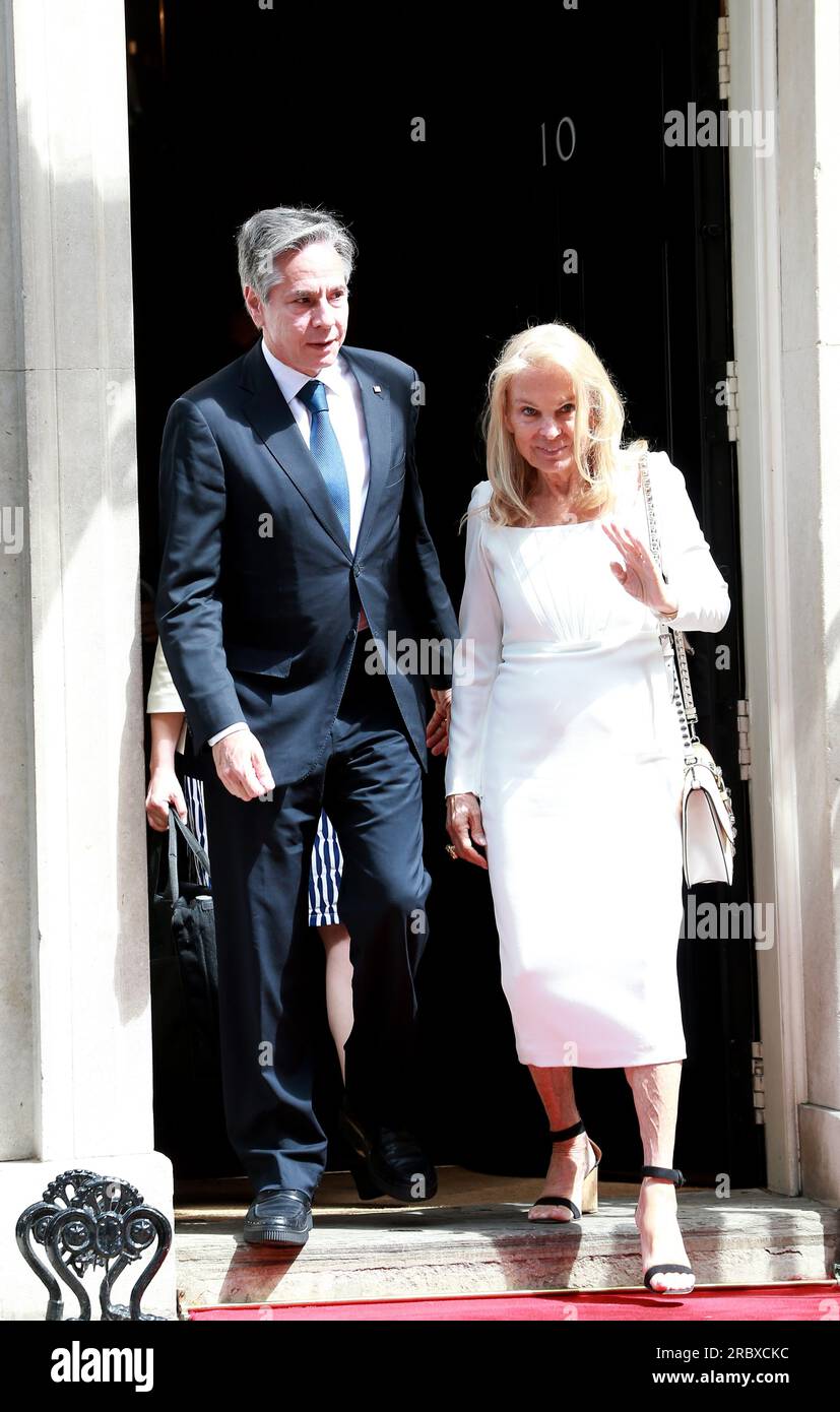 Londra, Regno Unito. 10 luglio 2023. Il Segretario di Stato degli Stati Uniti Antony Blinken e l'Ambasciatore degli Stati Uniti nel Regno Unito Jane Hartley lasciano il numero 10 di Downing Street a Londra. Il Presidente incontrerà il primo ministro britannico Rishi Sunak a Downing Street per rafforzare ulteriormente le strette relazioni tra Gran Bretagna e Stati Uniti prima del Vertice NATO a Vilnius, in Lituania, alla fine di questa settimana. (Foto di Fred Duval/SOPA Images/Sipa USA) credito: SIPA USA/Alamy Live News Foto Stock