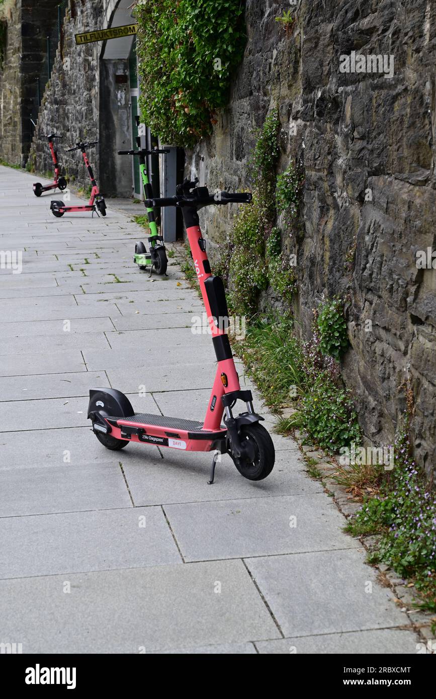 Noleggio scooter elettrici parcheggiati sul marciapiede di Stavanger, Norvegia, in attesa dei loro prossimi noleggiatori. Foto Stock