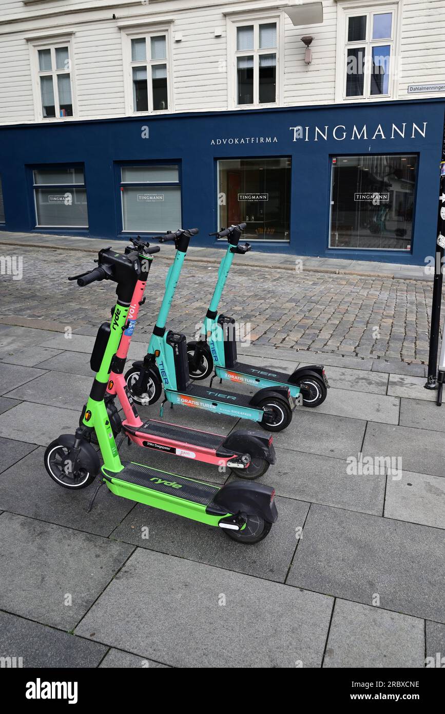 Noleggio scooter elettrici parcheggiati sul marciapiede di Stavanger, Norvegia, in attesa dei loro prossimi noleggiatori. Foto Stock