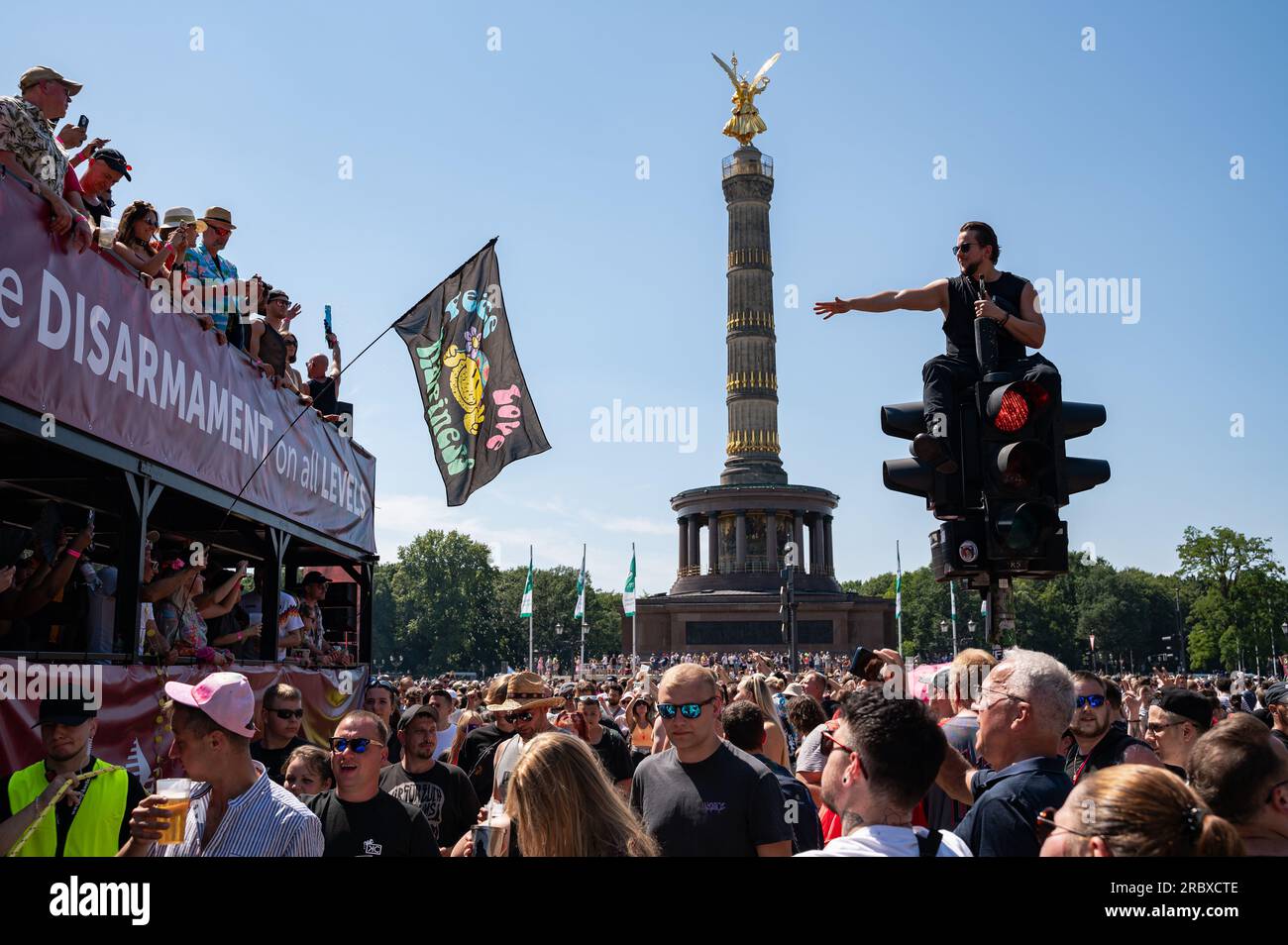 08.07.2023, Berlino, Germania, Europa - appassionati di musica Techno e festeggiatori alla parata "Rave the Planet", il successore della Loveparade della capitale. Foto Stock