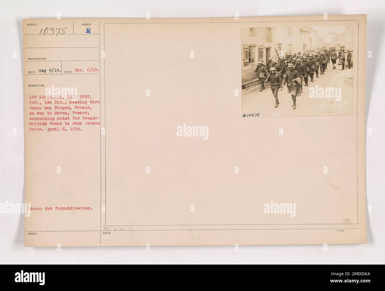 1st Battalion, 26th Regiment of Infantry, 1st Division, passando attraverso la città di Sexey aux Forges, Francia. Sono in viaggio verso Maron, in Francia, il punto di imbarco per il fronte franco-britannico per contrastare l'avanzata tedesca. Questa fotografia è stata scattata il 6 aprile 1918 ed è designata come immagine numero 111-SC-10375. Foto Stock