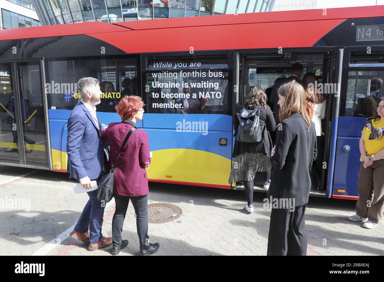 Vilnius, Lituania. 11 luglio 2023. Un bus navetta raffigurato in un vertice dei capi di stato dell'alleanza militare NATO (North Atlantic Treaty Organization), martedì 11 luglio 2023, a Vilnius. BELGA PHOTO POOL NICOLAS MAETERLINCK credito: Belga News Agency/Alamy Live News Foto Stock