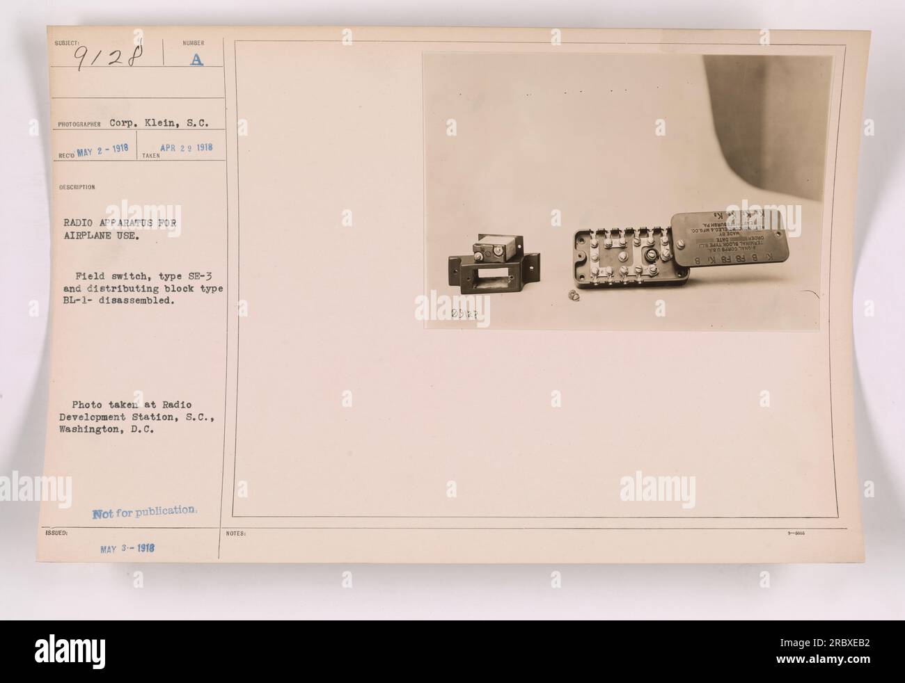 Questa foto, scattata dalla Corp. Klein, cattura apparecchiature radio per uso aereo. L'apparecchio comprende un interruttore di campo, tipo 88-3 e un blocco di distribuzione di tipo BL-1, entrambi smontati. La foto è stata scattata alla radio Development Station di Washington, D.C., durante la prima guerra mondiale. Foto Stock