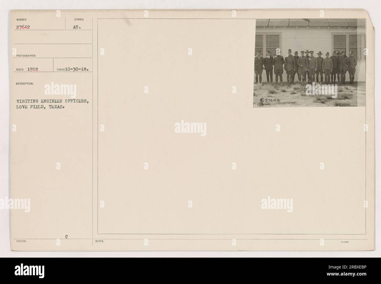 Ufficiali ingegneri in visita a Love Field, Texas, durante la prima guerra mondiale. La foto è stata scattata il 30 ottobre 1918. Fa parte della serie 111-SC-27642 ed è stata fotografata da Reco. La descrizione indica che la foto mostra i simboli AU emessi e sono presenti note aggiuntive che indicano il numero di serie 27642. Foto Stock