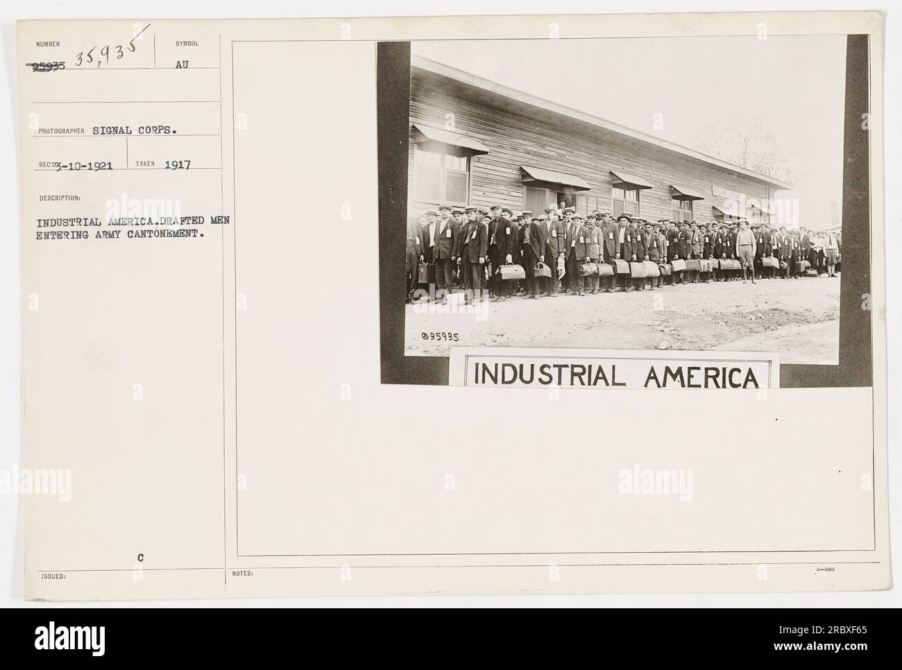 Redattori che entrano nelle cantonazioni dell'esercito in America industriale, 1917. La foto, scattata dal fotografo del Signal Corps nel 1917, raffigura uomini che vengono arruolati durante la prima guerra mondiale. È catalogata come immagine numero 995 e ha un simbolo descrittivo REC-10-1921. Le didascalie menzionano il significato dell'America industriale. Foto Stock