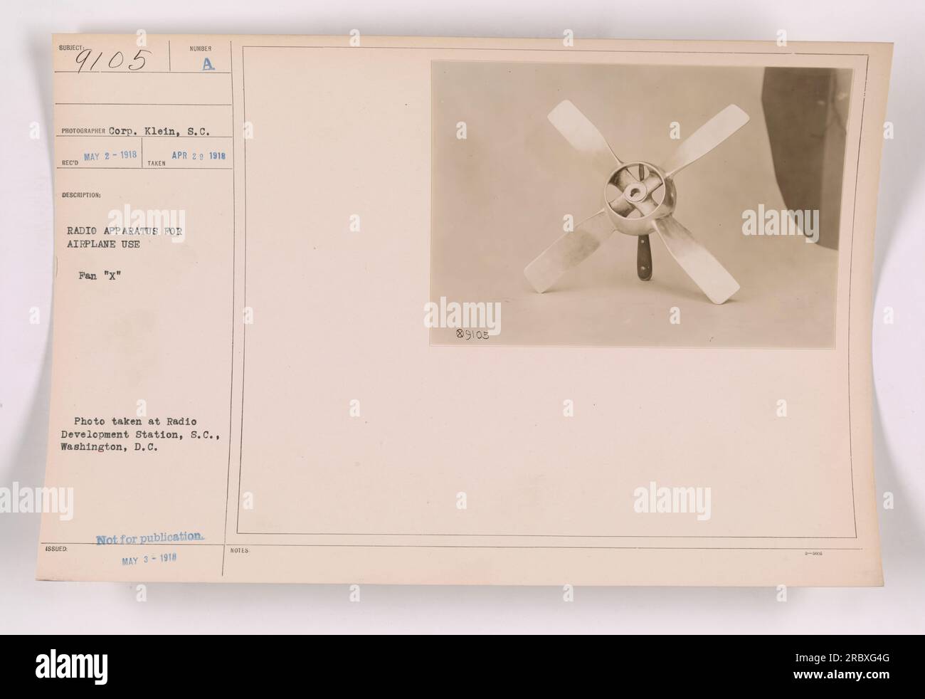Una fotografia scattata alla radio Development Station di Washington, D.C., durante la prima guerra mondiale. L'immagine mostra un apparecchio radio Wunder progettato per l'uso su velivoli. La foto è stata scattata da Corp, Klein, S.C. e non è destinata alla pubblicazione. Fu presa nell'aprile 1918, ma fu registrata il 3 maggio 1918. Foto Stock