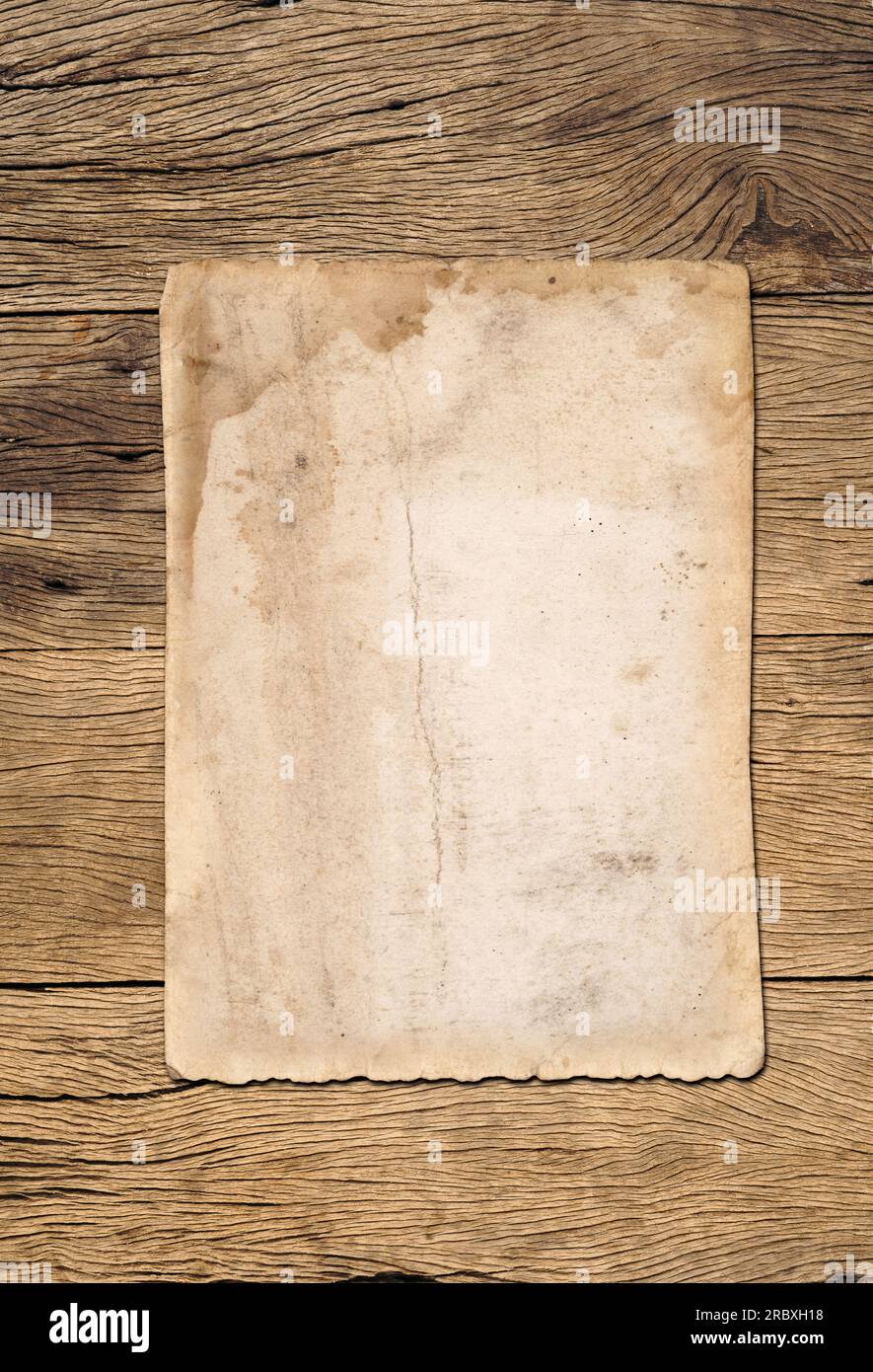 Vecchio sfondo in carta vintage su tavola di legno Foto Stock