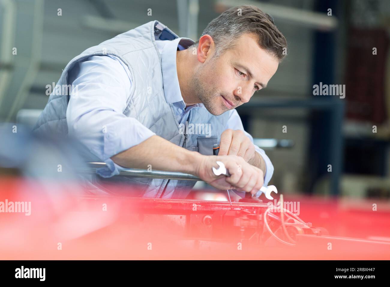 ritratto di un uomo informale che fissa qualcosa Foto Stock