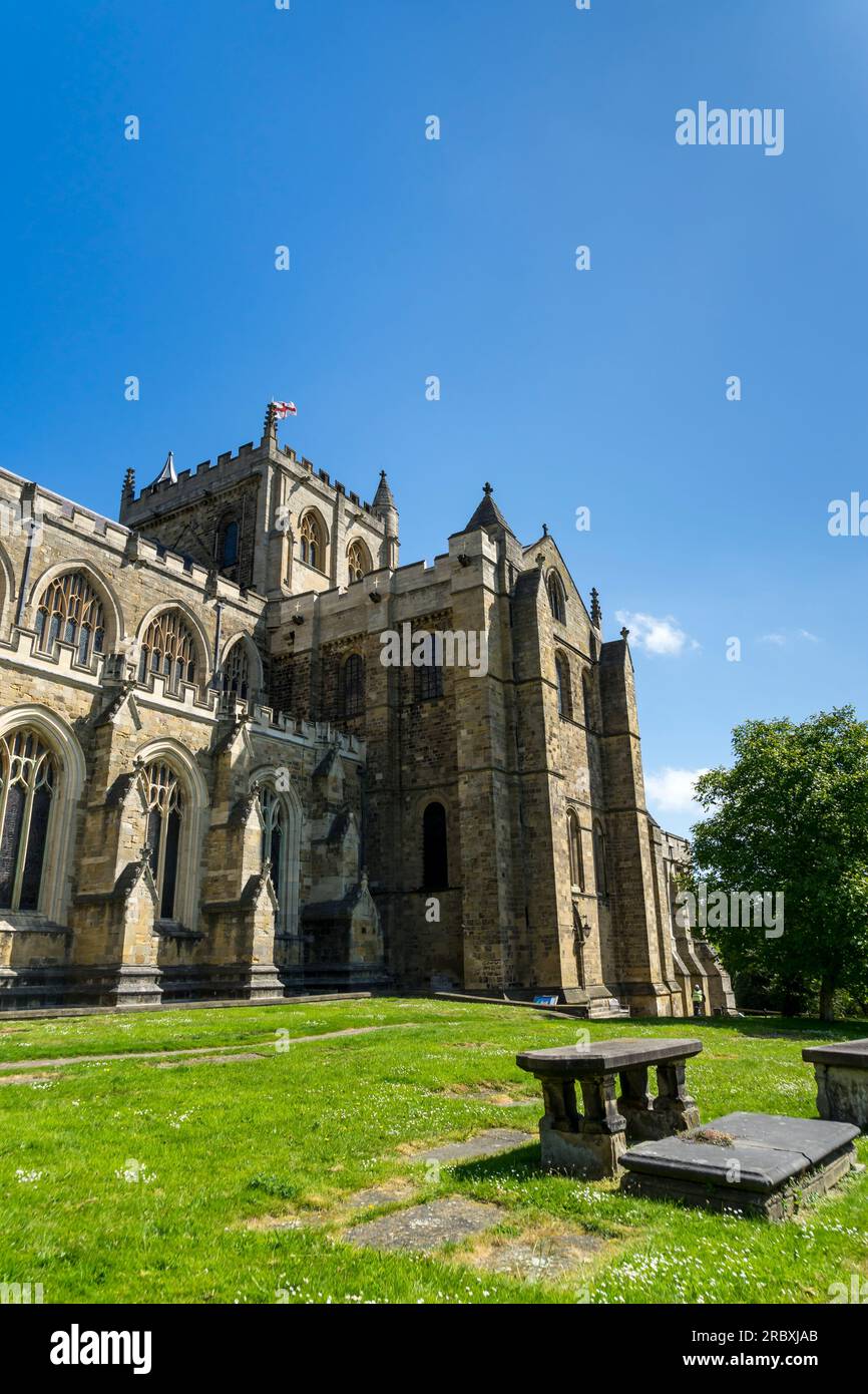 Vista lato sud della cattedrale di Ripon, città di Ripon, North Yorkshire, Inghilterra, Regno Unito Foto Stock