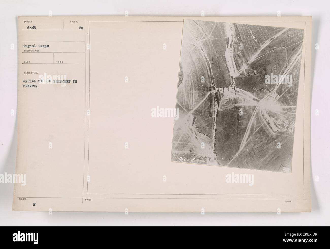 Fotografia aerea scattata da H.J. Arrial, fotografo di corpi di segnale, che raffigura una mappa di trincee in Francia durante la prima guerra mondiale L'immagine, numerata 8546, evidenzia la complessa rete di trincee utilizzate dalle forze americane e alleate durante la guerra. (50 parole) Foto Stock