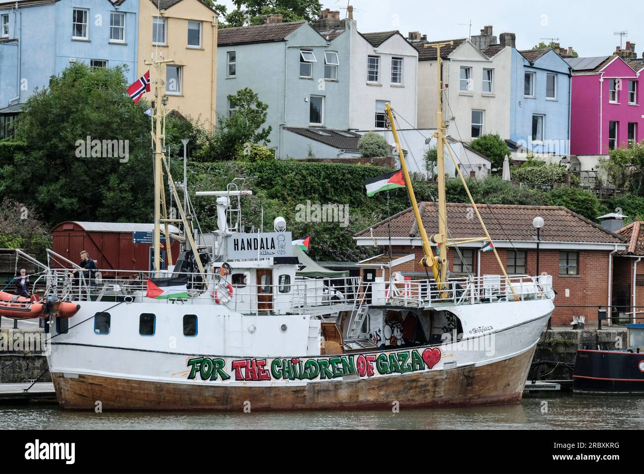 Bristol, Regno Unito. 11 luglio 2023. Handala, un peschereccio da traino convertito e parte della campagna per la libertà di Gaza per i diritti dei palestinesi, è ormeggiata nel porto di Bristol. Con l'equipaggio di attivisti che si oppongono al blocco dei governi israeliani a Gaza, la nave sarà a Bristol fino al 19 luglio. Crediti: JMF News/Alamy Live News Foto Stock