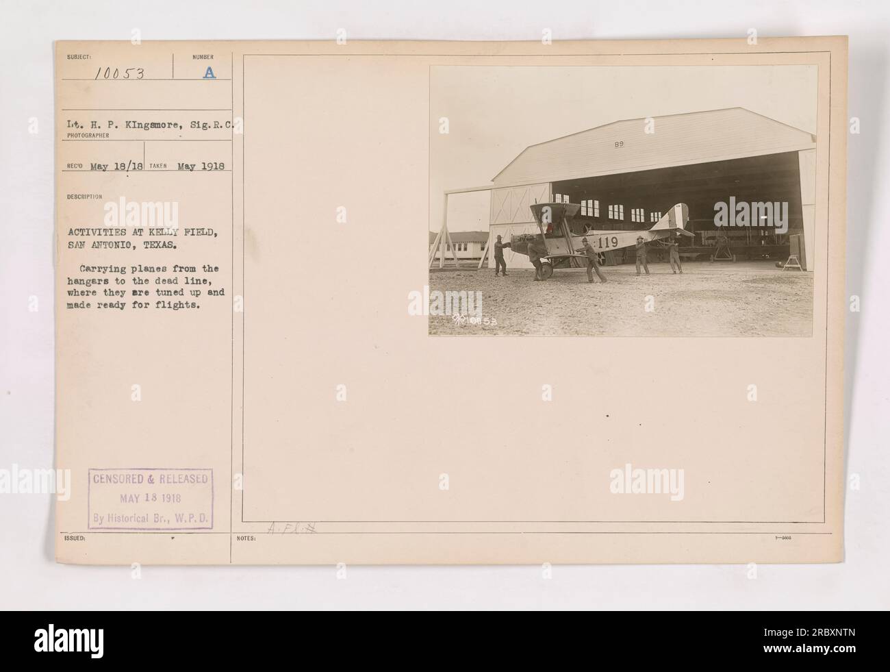 Soldati a Kelly Field a San Antonio, Texas, che trasportano aerei dagli hangar alla linea morta, dove sono preparati per i voli. Questa immagine è stata scattata nel maggio 1918 ed è stata autorizzata per la pubblicazione dalla Historical Branch of the War Plans Division il 18 maggio 1918. Foto Stock