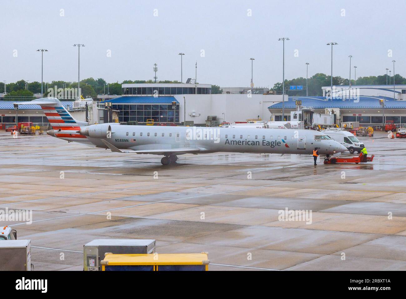 26 aprile Aeroporto Charlotte NC USA American Airline aereo al gate del terminal dell'Aeroporto Internazionale Charlotte Douglas mentre si prepara a decollare Foto Stock