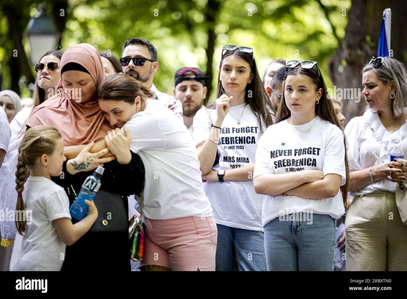 L'AIA - partecipanti alla commemorazione annuale di Srebrenica, quest'anno sul Plein. L'assedio dell'enclave di Srebrenica terminò con un genocidio nel 1995: Più di 8.000 uomini e ragazzi musulmani furono uccisi dalle truppe serbe bosniache. Dal 1997, le vittime delle atrocità vengono commemorate ogni anno l'11 luglio. ANP ROBIN VAN LONKHUIJSEN paesi bassi Out - belgio Out Foto Stock