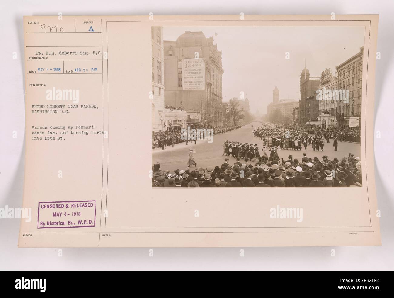 Una parata militare degli Stati Uniti durante la terza Liberty Loan Parade a Washington D.C., fotografata dal tenente E.M. deBerri il 20 aprile 1919. La sfilata è mostrata in marcia su Pennsylvania Ave. Prima di svoltare a nord in 15th St Questa fotografia è stata censurata e pubblicata da The Historical Branch, W.P.D il 4 maggio 1918. Foto Stock