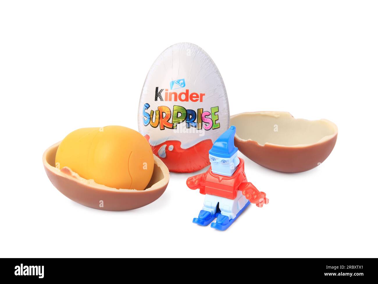 Slynchev Bryag, Bulgaria - 23 maggio 2023: Uova a sorpresa Kinder, capsula di plastica e giocattolo su sfondo bianco Foto Stock