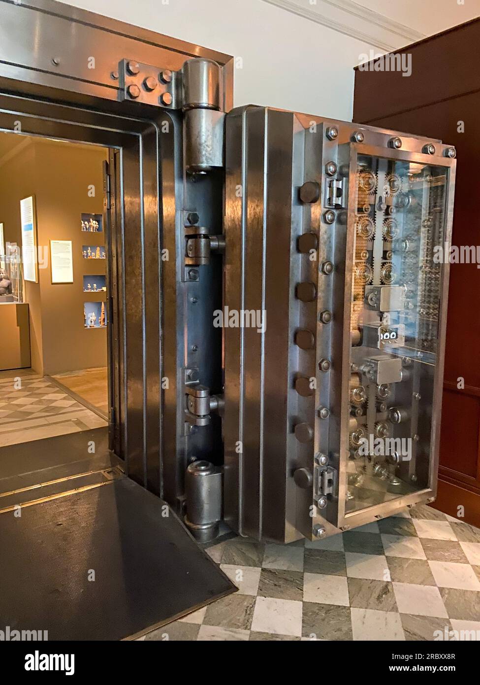 Stoccolma, Svezia - 11 giugno 2023: La porta super sicura nel museo protegge le mummie egiziane e il sarcofago a Medelhavsmuseet. Foto Stock