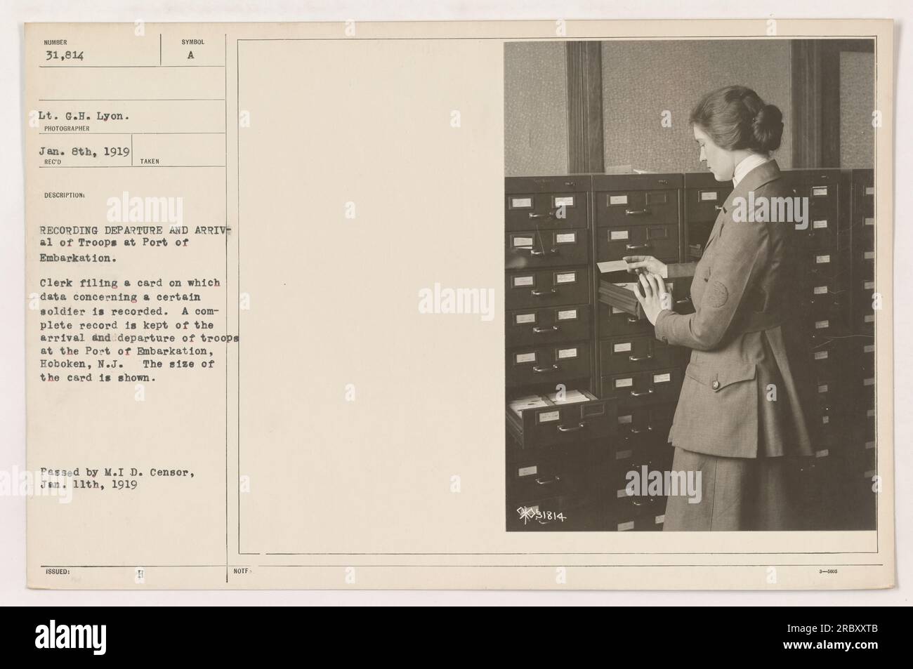 Un impiegato che deposita una carta con i dati registrati per un soldato al porto di imbarco a Hoboken, NJ L'immagine mostra il processo di registrazione dell'arrivo e della partenza delle truppe. Viene visualizzata la dimensione della scheda. Presa l'8 gennaio 1919 dal tenente G.H. Lyon. M.I D. Censor ha approvato l'immagine l'11 gennaio 1919. Foto Stock