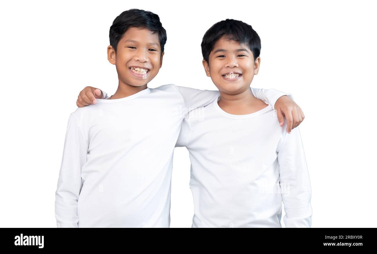 I fratelli che indossano T shirt bianche a maniche lunghe