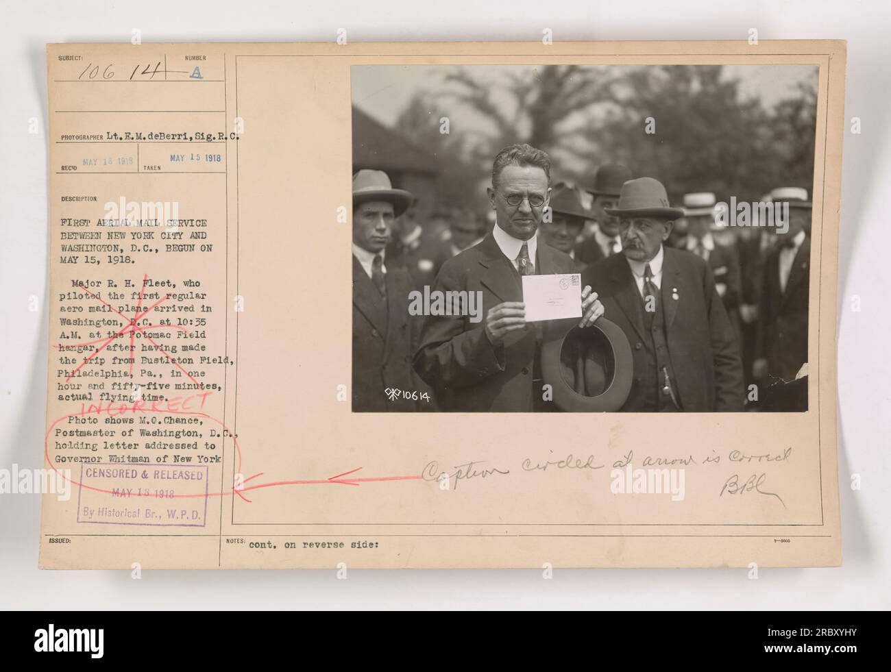 "Primo servizio di posta aerea tra New York e Washington, DC, iniziato il 15 maggio 1918. Il maggiore R. H. Fleet a pilotare il primo aereo regolare per posta aerea arrivò a Washington, G. alle 10:35. M.O. Chance, Direttore delle poste di Washington, D.C., con una lettera indirizzata al Governatore Whitman di New York." Foto Stock