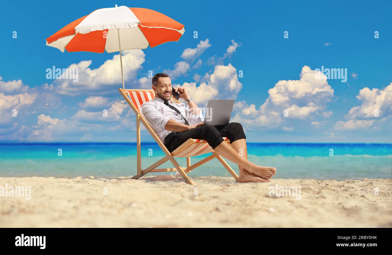 Uomo seduto sulla sdraio sotto l'ombrellone sulla spiaggia immagini e  fotografie stock ad alta risoluzione - Alamy