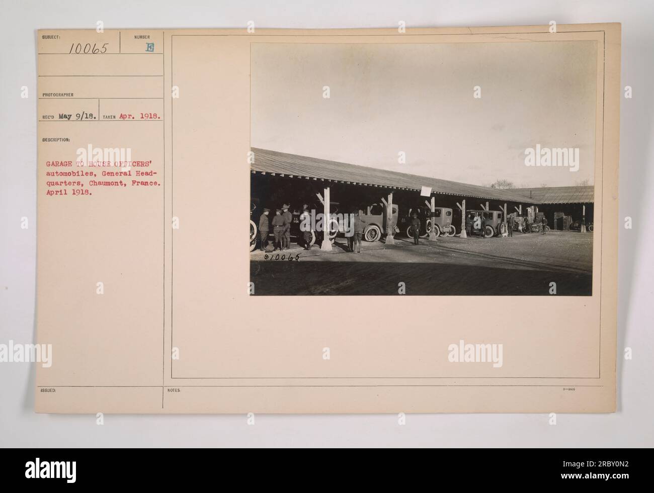 Garage utilizzato per ospitare le automobili degli ufficiali presso il quartier generale di Chaumont, in Francia, nell'aprile 1918. La foto è stata scattata da Surect il 1918 aprile e ricevuta il 9 maggio 1918. Il garage è stato istituito per ospitare i veicoli di personale militare di alto rango di stanza presso il quartier generale. Foto Stock