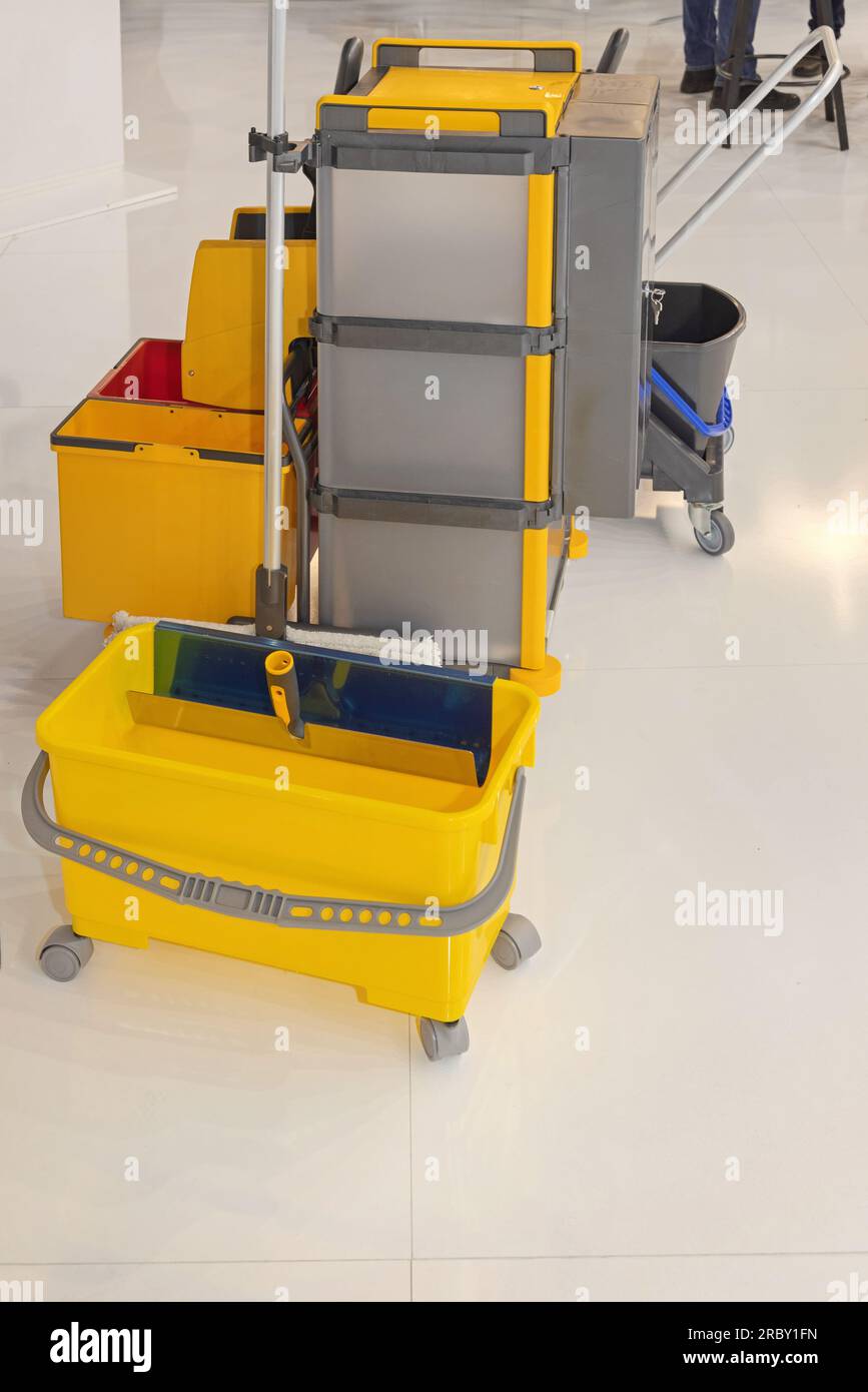 Set per pulizia secchio per mocio in microfibra senza contatto con ruote Foto Stock