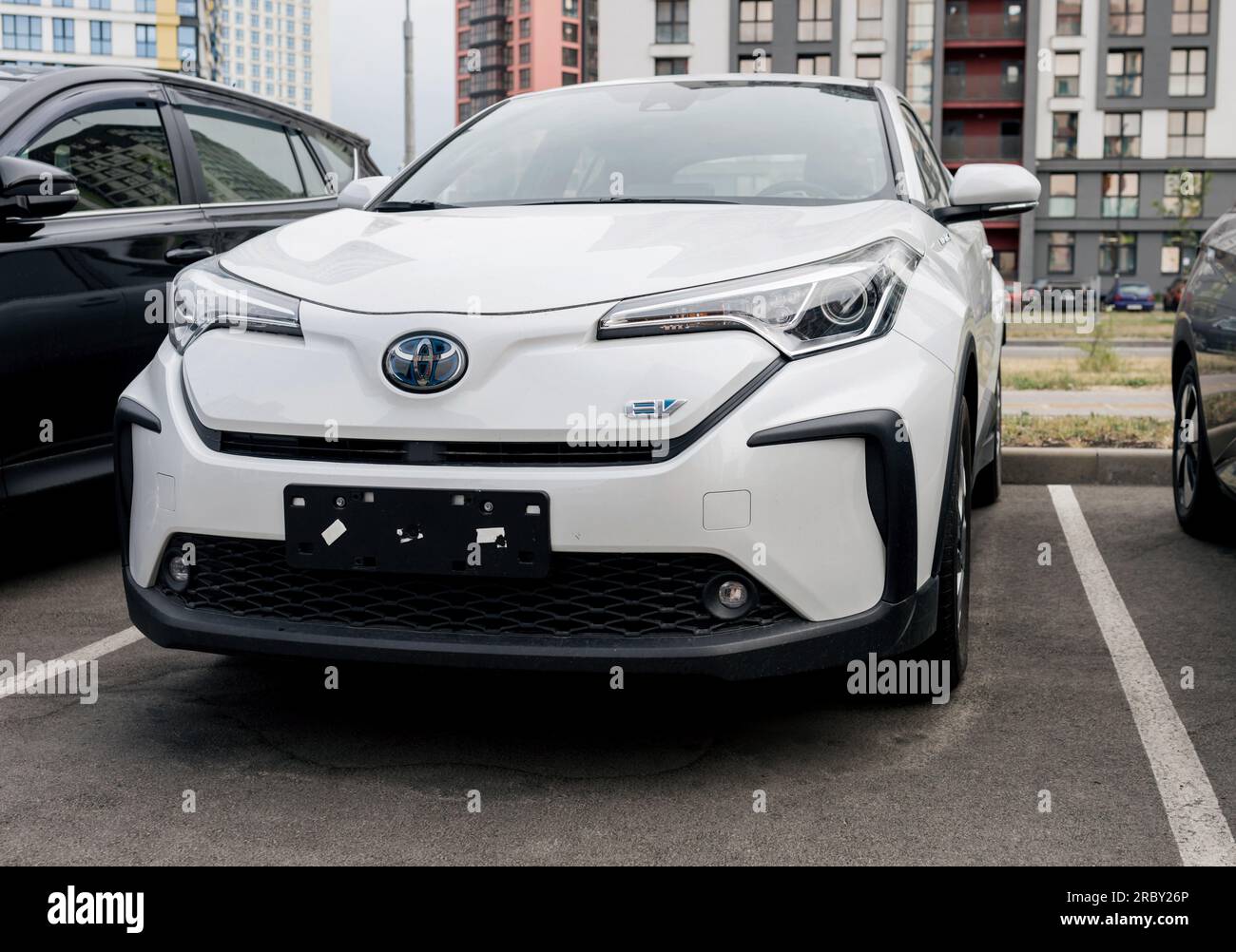 Minsk, Bielorussia, luglio 2023 - nuova Toyota C-HR EV. Auto con vista font Foto Stock