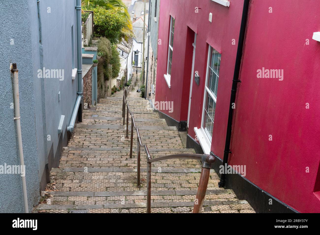 Colorata, Dartmouth Step View: Guardando giù i gradini che collegano la città a Higher Street nella pittoresca città Devon di Dartmouth. Foto Stock