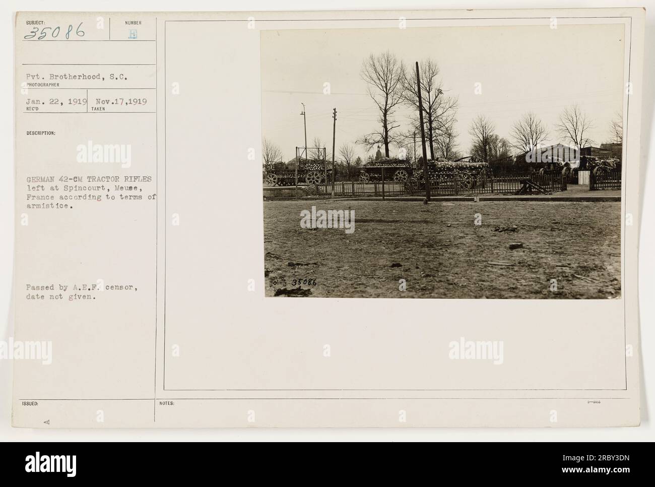 La Confraternita privata del reggimento della Carolina del Sud si pone accanto a un fucile tedesco da 42 cm catturato. La foto è stata scattata il 22 gennaio 1919 a Spincourt, Mosa, Francia, Dopo la prima guerra mondiale I fucili furono lasciati dai tedeschi secondo i termini dell'armistizio. La fotografia è stata approvata dalla censura della A.E.F. Foto Stock