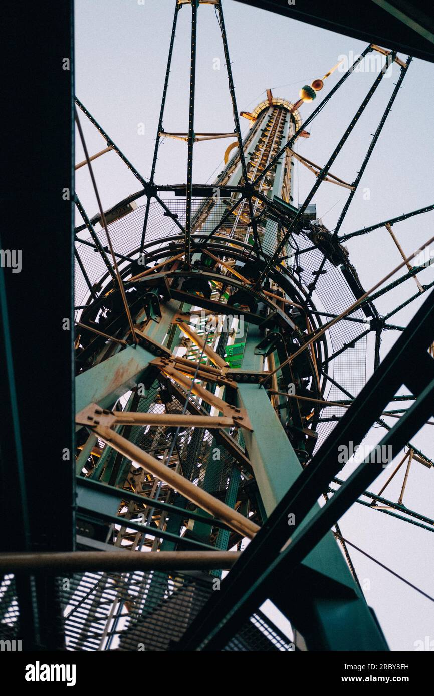 torre giostra girata dal basso nel parco divertimenti tivoli di copenaghen, danimarca Foto Stock