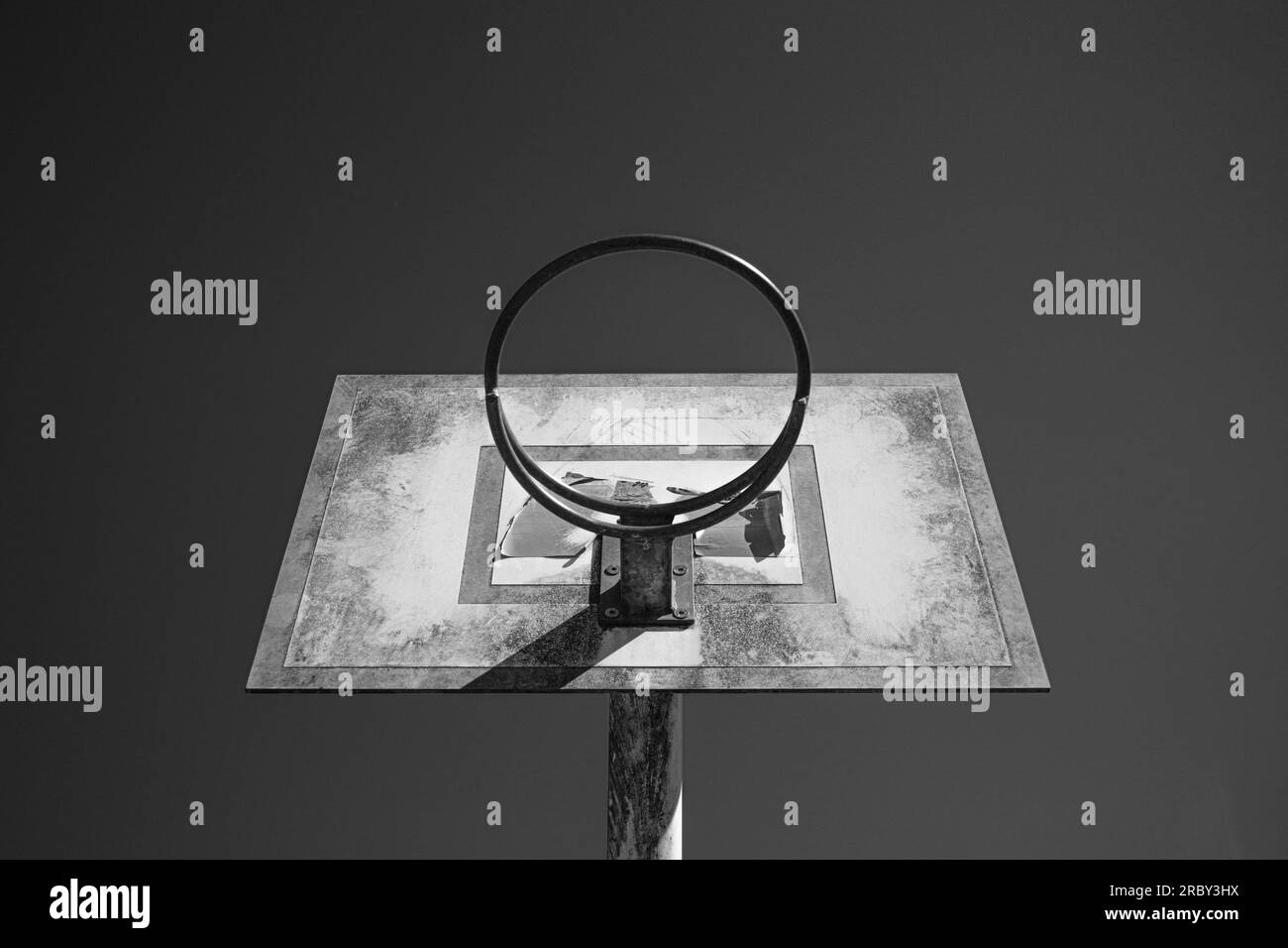 vista monocromatica grintosa e cruda del canestro da basket girato dal basso e centrato Foto Stock