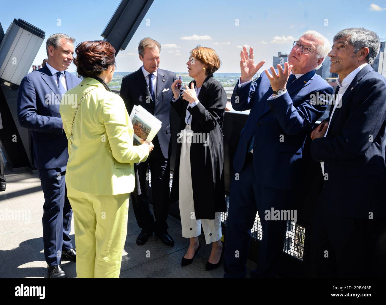 11 luglio 2023, Lussemburgo, Lussemburgo: Il presidente federale Frank-Walter Steinmeier (2° da destra) e sua moglie Elke Büdenbender (M) guardano gli altiforni di Belval e la "città della Scienza" insieme al Granduca Enrico di Lussemburgo (3° da sinistra), Daniela di Santo (2° da sinistra), Direttore del Fondo Belval, Claude Meisch (l), Ministro dell'istruzione superiore e della ricerca, e ospite del viaggio del Presidente federale, Ranga Yogeshwar (r), giornalista scientifico. Il Presidente Steinmeier e sua moglie sono in Lussemburgo per una visita ufficiale di due giorni. Foto: Bernd von Jutrczenka/dpa Foto Stock