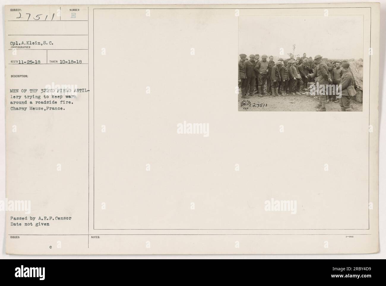 CPL. A. Klein e altri uomini della 322nd Field Artillery che cercano di tenersi al caldo intorno a un incendio stradale a Charny Meuse, in Francia. Questa foto è stata scattata il 18 ottobre 1918 ed è stata passata dalla A.E.F. Censor. La data esatta di emissione non è indicata. Foto Stock