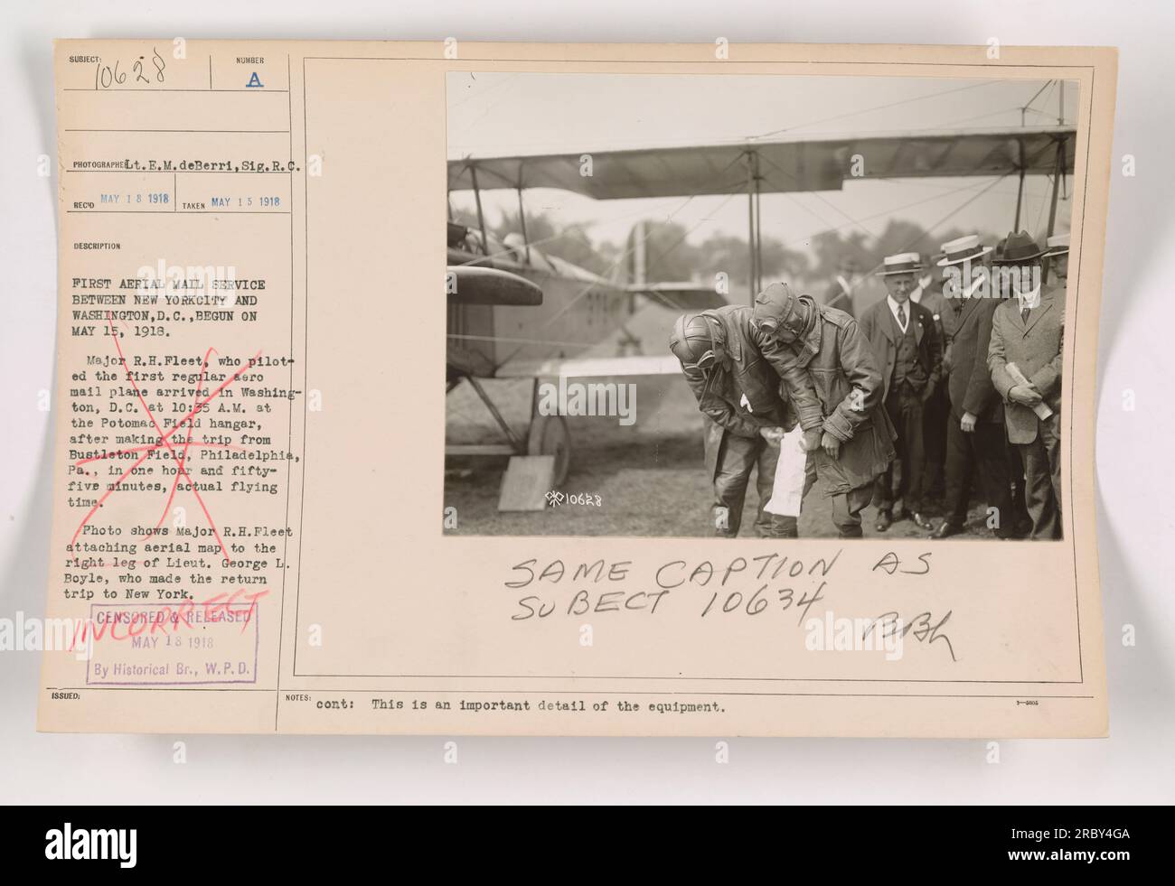 Maggiore R.H. Fleet allega una mappa aerea alla parte destra di Lieut. George L. Boyle, mentre si preparavano per il primo servizio di posta aerea tra New York e Washington, D.C. il 15 maggio 1918. Questo dettaglio dell'equipaggiamento era cruciale per una navigazione di successo durante il volo. Foto Stock