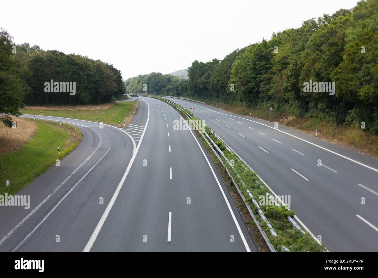 autostrada in campagna, foto come sfondo, immagine digitale Foto Stock