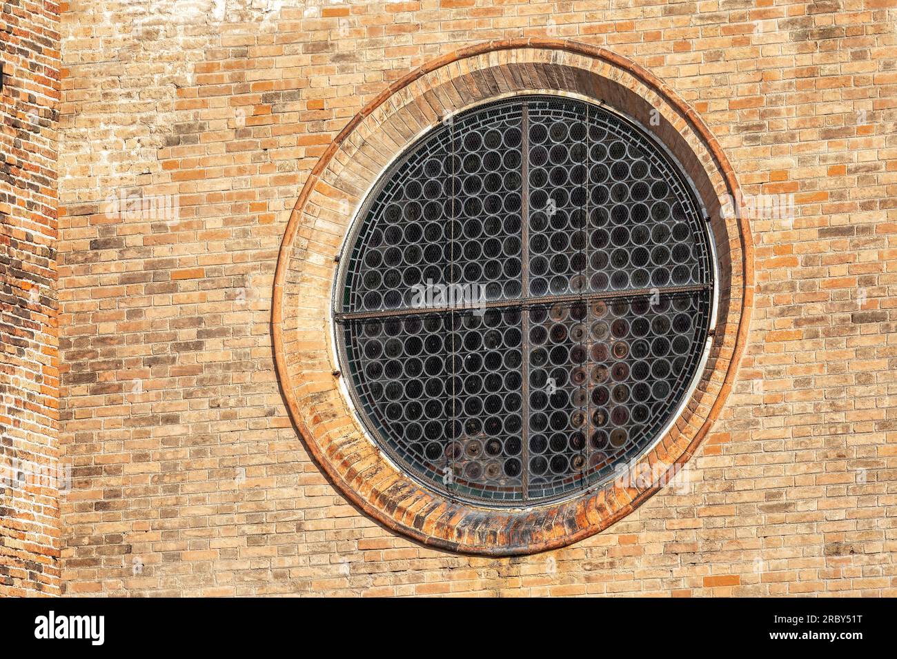Finestra rotonda di una vecchia chiesa nel centro di Venezia, Italia. Foto Stock
