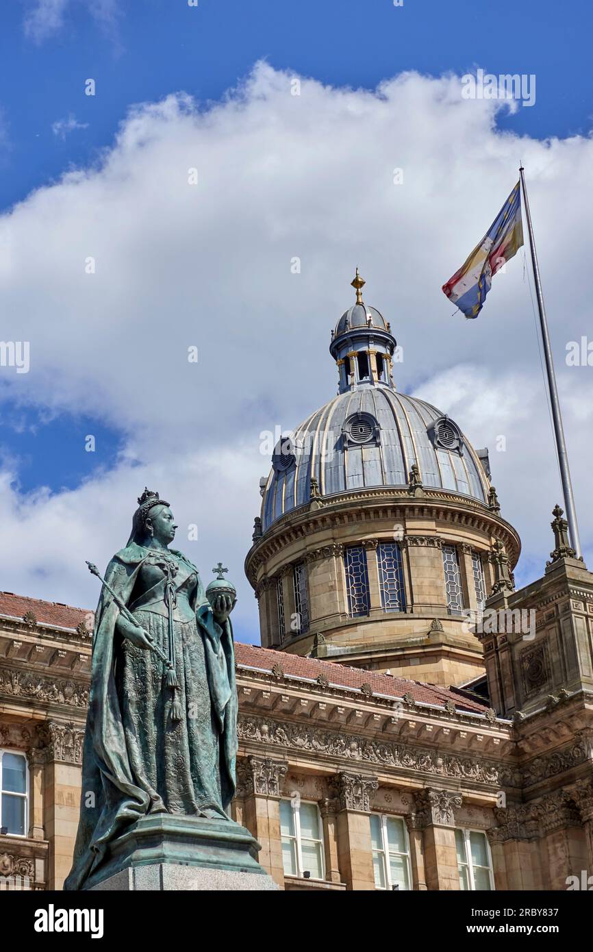 Statua della regina Vittoria a Birmingham sullo sfondo del Birmingham Museum and Art Gallery in Victoria Square, Inghilterra, Regno Unito Foto Stock