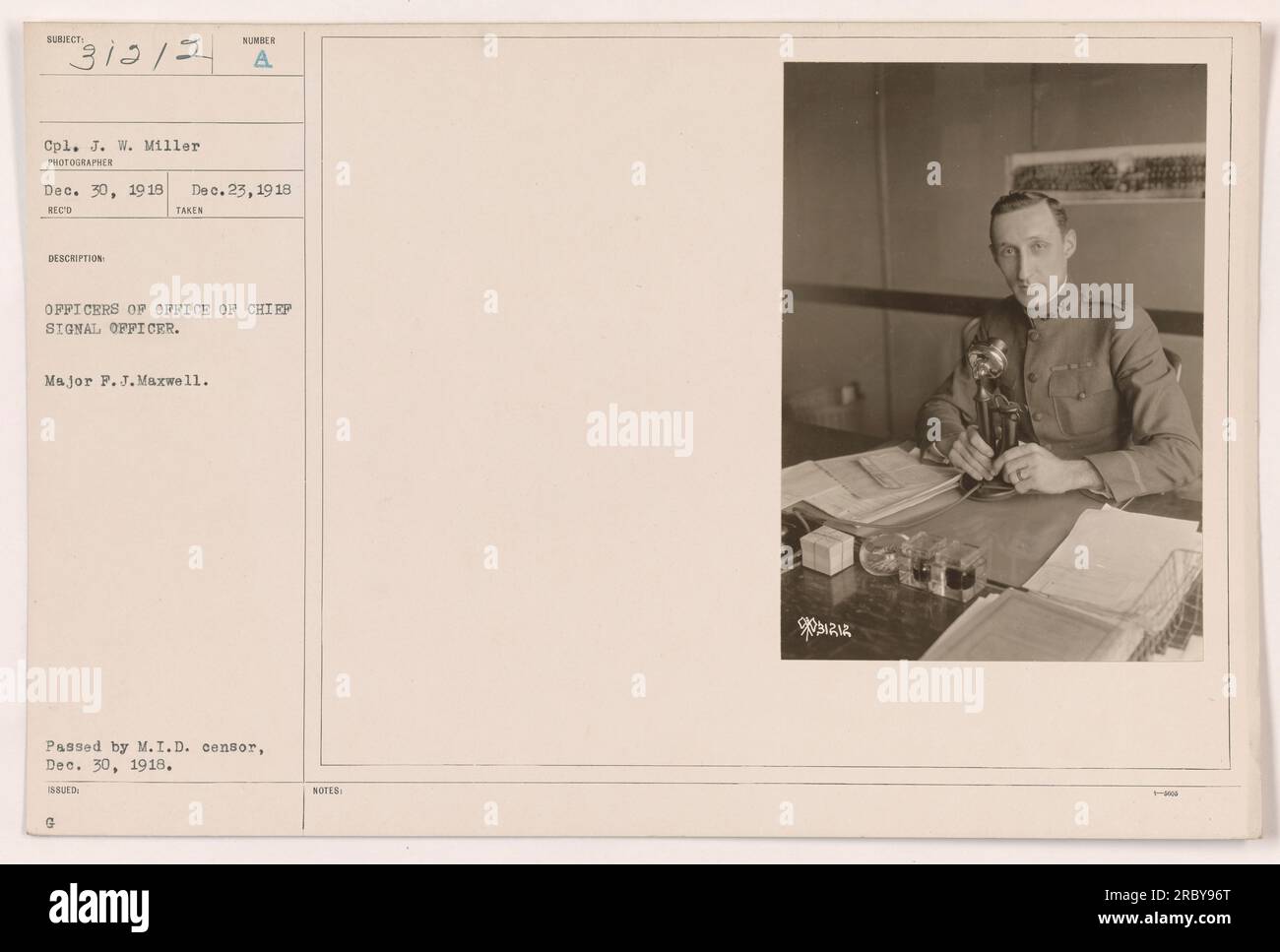 CPL. J.W. Miller, catturato in questa fotografia del 23 dicembre 1918, è mostrato in piedi con il maggiore F.J. Maxwell e altri ufficiali dell'Ufficio del Chief Signal Officer. L'immagine è il numero 315/5 di una serie di attività militari durante la prima guerra mondiale Nota: Queste informazioni sono state cancellate dal censore M.I.D. il 30 dicembre 1918. Foto Stock