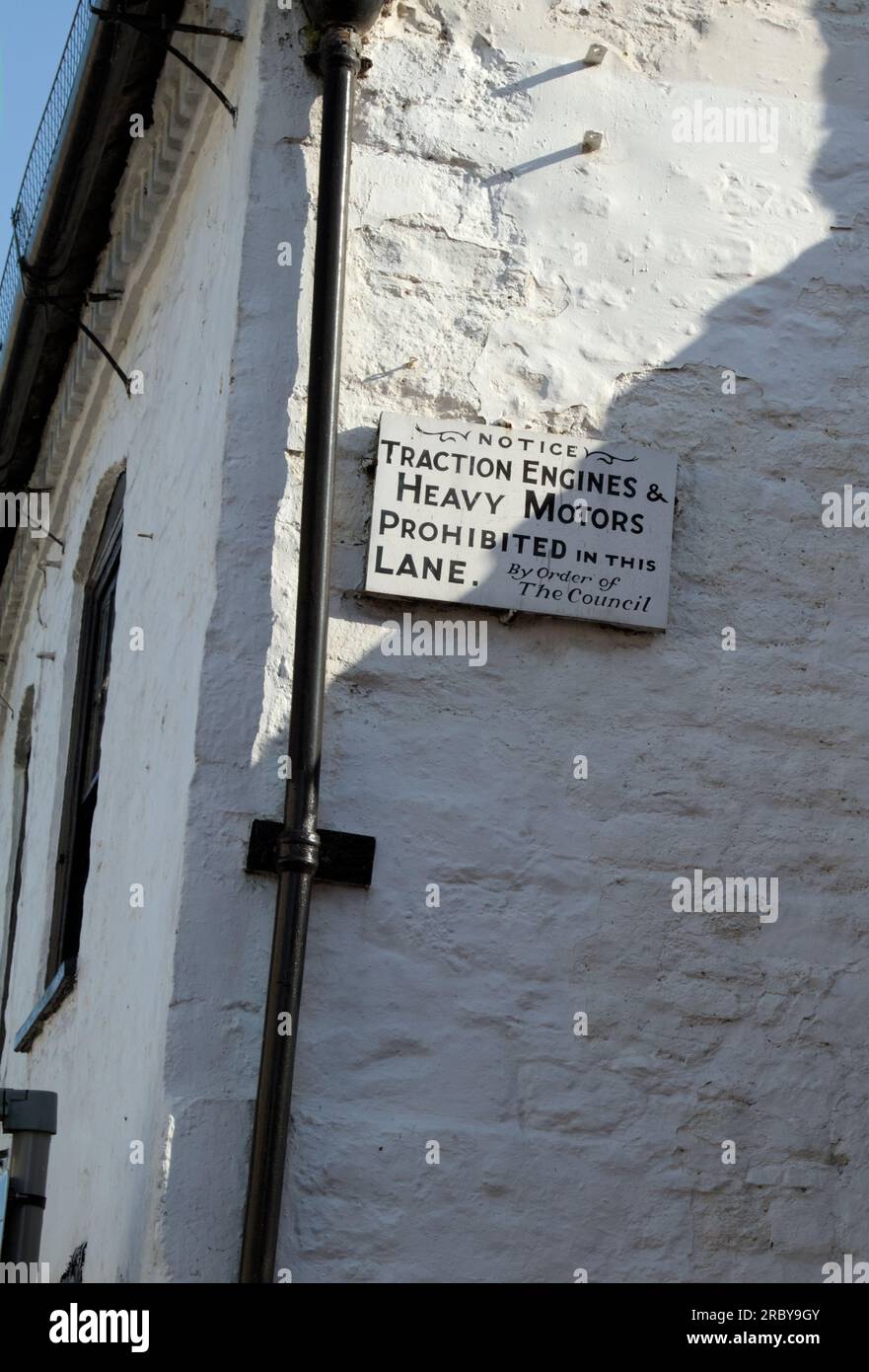 Vecchio cartello d'allarme "Vintage", "Traction Engines" e "Heavy Motors Prohibited in the Lane", "Order OF the Council", "On A Wall", Wareham, Regno Unito Foto Stock