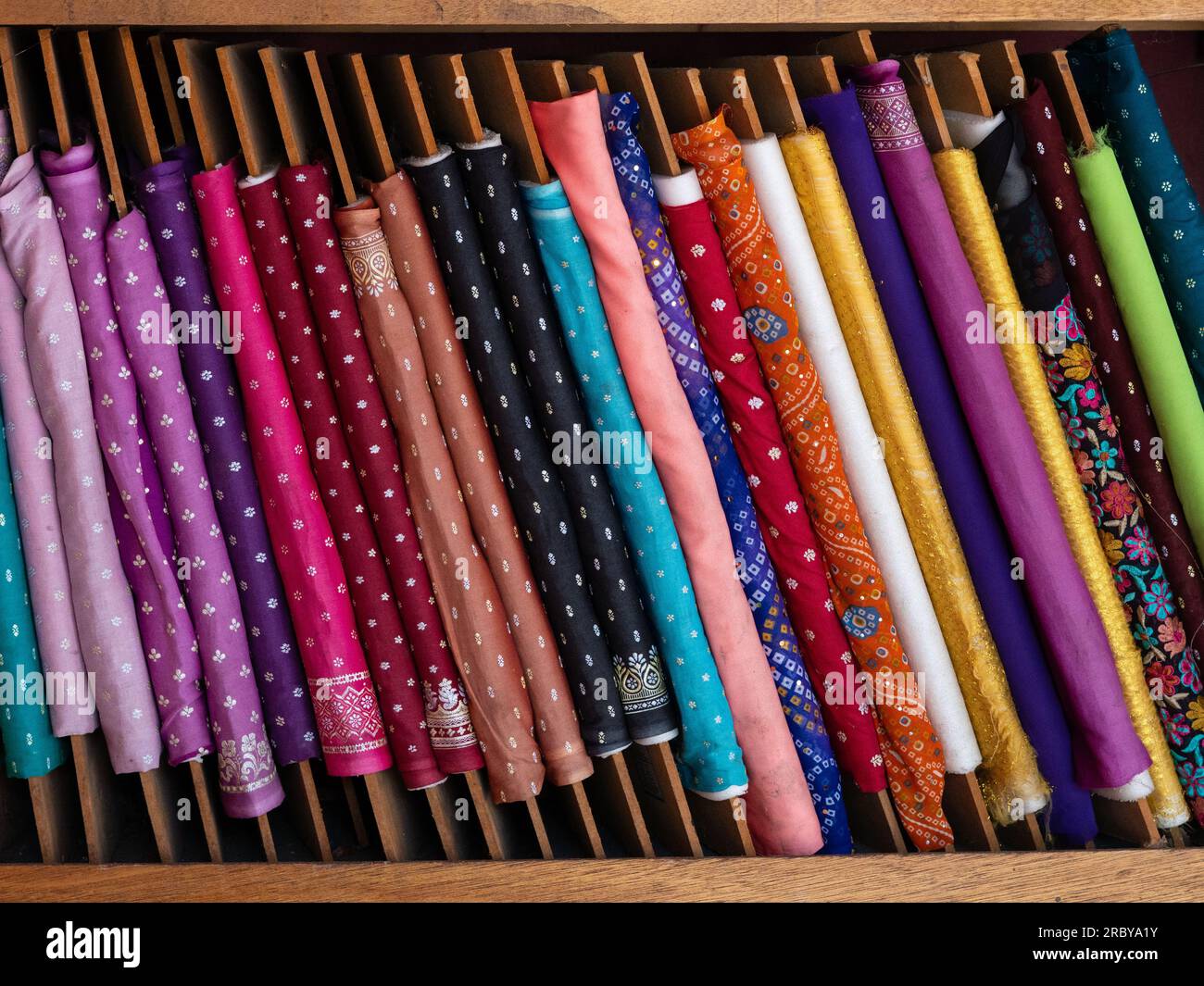 sfondo in tessuto colorato indiano, materiale per vestiti Foto Stock