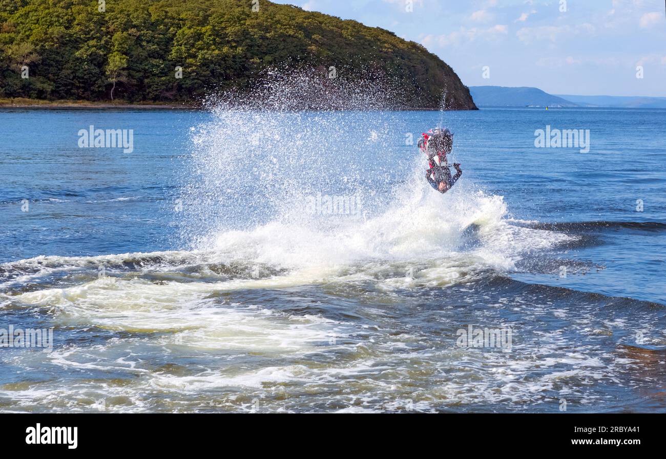Scooter acquatico. Moto d'acqua acrobatiche o moto d'acqua freestyle. Elemento freestyle sulla moto d'acqua. Vladivostok. Russia Foto Stock