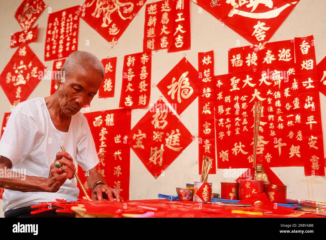 Calligrafo cinese a Chinatown, Singapore Foto Stock