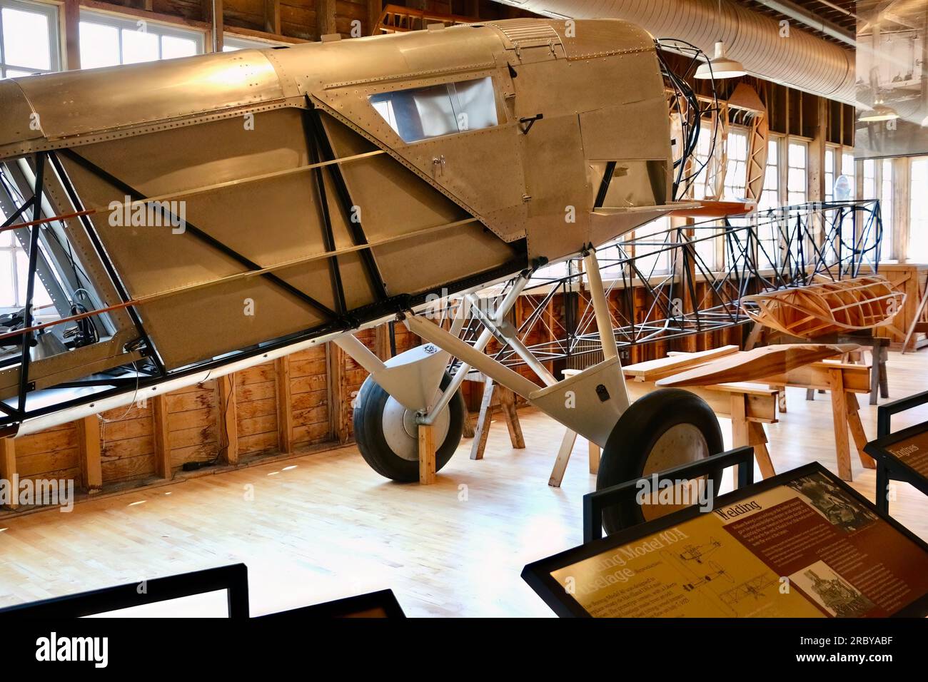 Boeing Red Barn, luogo di nascita della Boeing Airplane Company, con una mostra del Museo del volo di ingegneria aeronautica di Seattle, Washington State USA Foto Stock