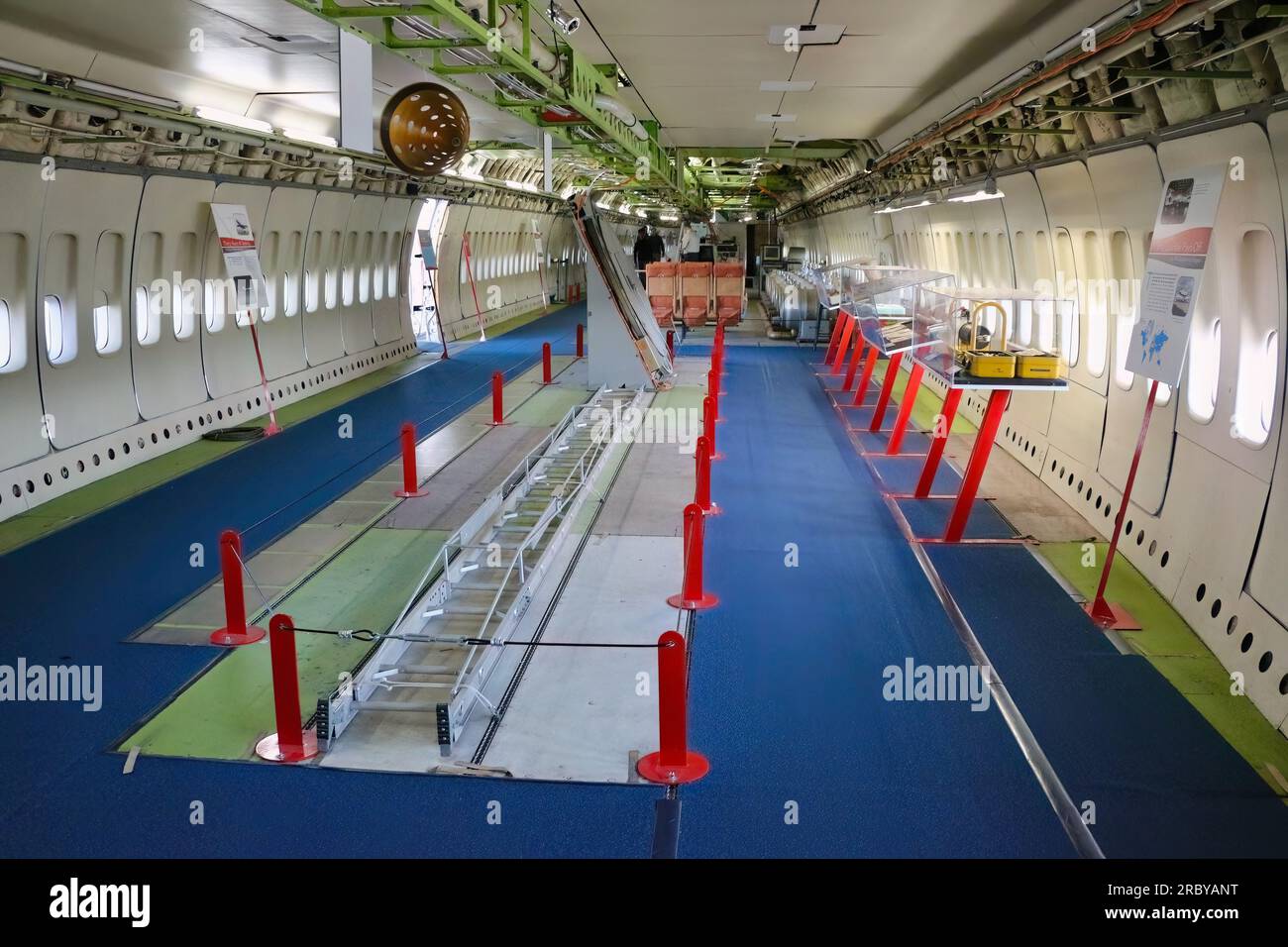 Interno del primo Jumbo jet RA001 Boeing 747-121 con strumenti utilizzati durante i voli di prova Seattle Washington State USA Foto Stock
